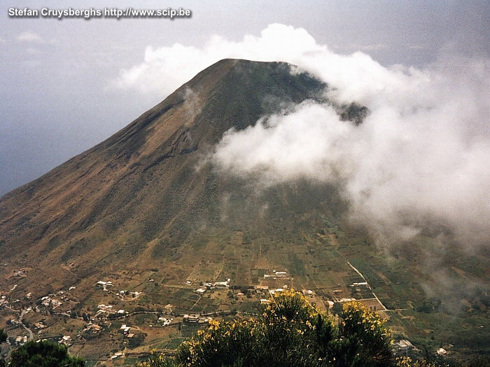 Salina - Monte dei Pogi The island Salina consists of 2 extinct volcanoes. We climbed the Monte Fossa delle Felci. From the top we had a magnificent view on the other volcano Monte dei Pogi. Stefan Cruysberghs